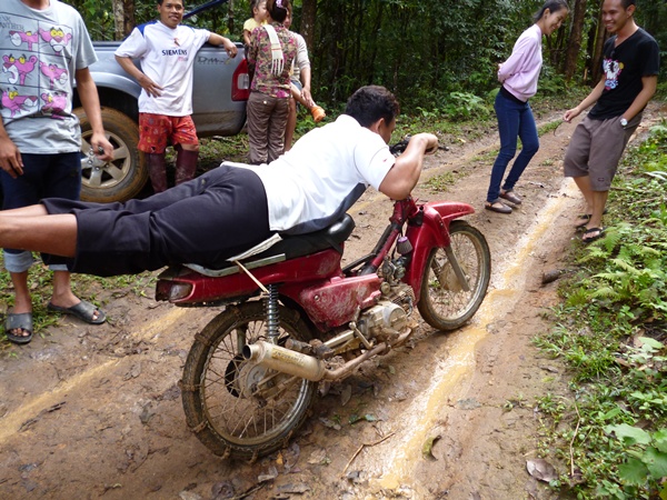  [b]ถ้าพี่นนท์ ขับท่านี้ลงไปถึงบ้าน ได้   อยากได้อะไรผมให้หมด   [/b] :laughing: :laughing: :laughing