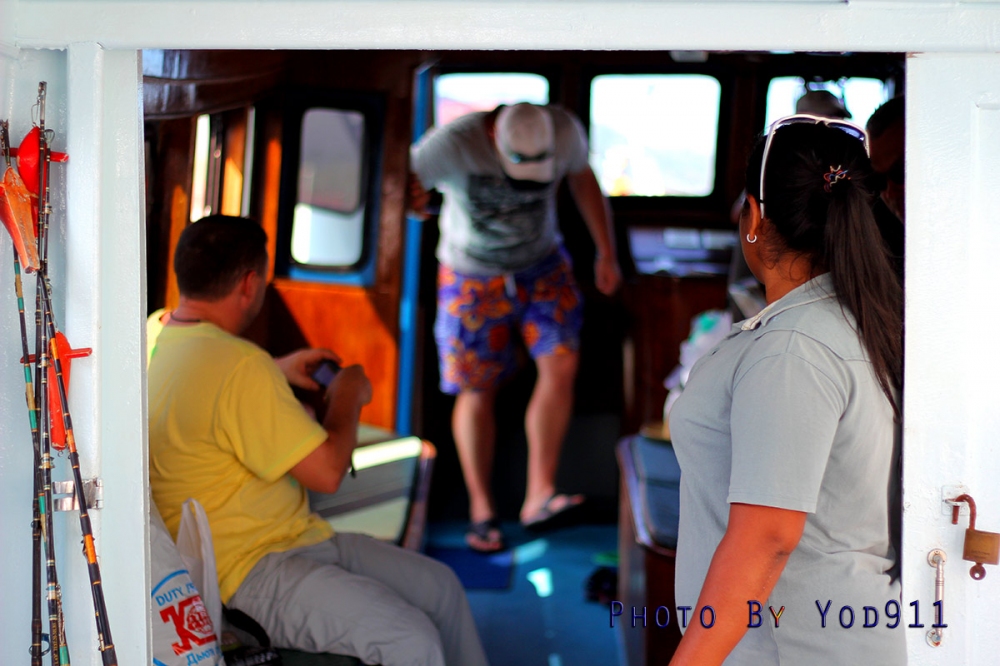 ต่างคนหาที่จับจองภายในเรือครับมีเราสองคนสำหรับนักท่องเที่ยวที่เป็นคนไทย และคนเรือ นอกนั้นชาวต่างชาติ
