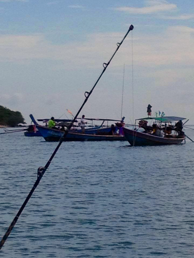 จอดเรือกันอย่างแน่ เรือตกปลายังสอยปลาโฉมงามกับสละขึ้นกันมาเรื่อยๆ ในช่วงประมาณบ่ายสี่จนถึง6โมงกว่า ป