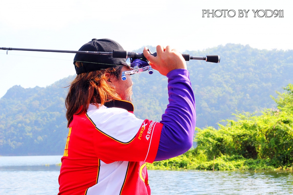 แหม๋เลนส์ก็ไม่มีถ่ายบนเรือภาพก็แคบอย่างที่เห็นนะครับ :laughing: :laughing: