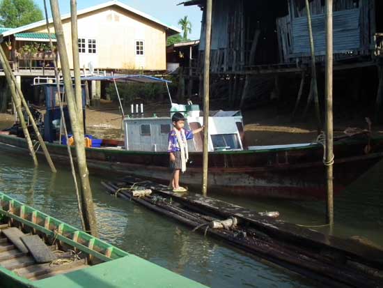 ตามมาส่งถึงท่าเรือขอหล่อกับเรือพระอาจารย์อีสักรูปเห็นว่า เรือลำนี้จัดหนัก(ปลา)ที่สุดในน่านน้ำระนอง