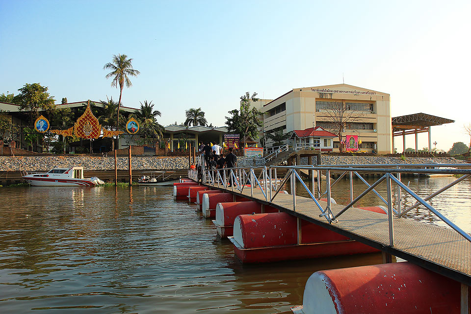 ++ท่าลงเรือครับ....กลางเมืองยุดยา..กันเลยทีเดียะ :laughing: :laughing: :laughing: