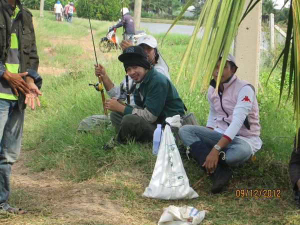 จับกลุ่มพูดคุยตามภาษาของนักตกปลาครับผม