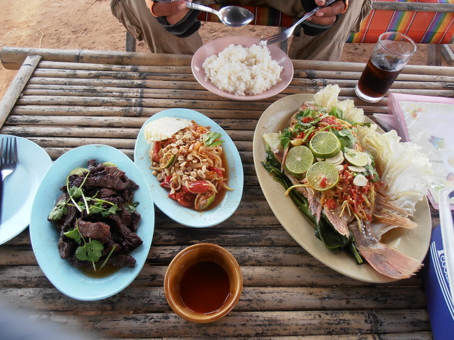 รออาหารจนหลับตื่นขึ้นมาก็ทานมื้อกลางวันที่ภัตรคารชายหาด ดูเด็ก ๆ เล่นบานาน่าโบ๊ท :umh: :cheer: :chee