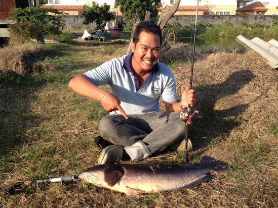 พี่ชายขอเป็นนายแบบหนึ่งรูปครับ น้ำหนักชั่งที่กริปเปอร์ได้10kg ยาว90ซม.ครับ ฟร็อกเกอร์กลายเป็นไม้จิ้ม