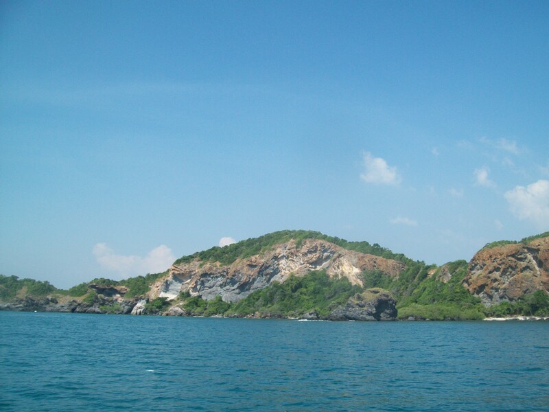 เกาะอีเลาครับ น้ำใสสวยดีครับ มีแนวหินสวยๆอยู่2ฝั่งครับ  ฝั่งที่เห็นในรูปครับแต่น้ำลึกครับ อีกฝั่งด้า