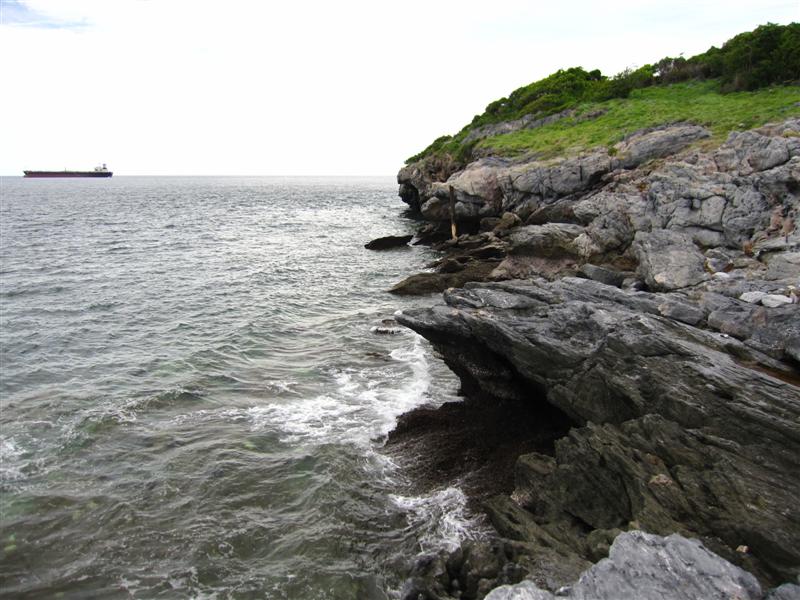 สีชังเป็นเกาะที่มีสันฐานเป็นหินปูน มีซอกเว้า ชง้อนผา  หลืบ ถ้ำ โขด และหินกระเด็นอยู่มากมาย รอบตัวเกา