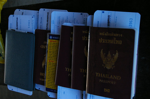 อ๊ะ...อ๊ะ... แต่เอกสารอย่าง Passport อย่างเดียว พี่พม่าเค้าไม่ให้เข้า  :angry: :angry:

ต้องมี ค่า