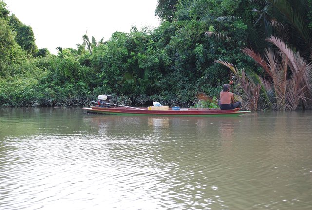 ประมง พื้นบ้าน ครับ  สุ่มกุ้ง   :cool: :cool: :cool: :cool: