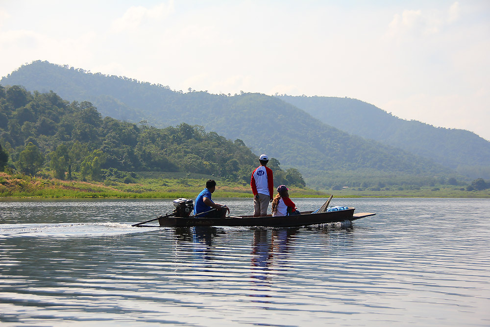 เรือออกมาได้หน่อยท่านประทานถึงกับนั่งไม่ติดยืนชะเง้อ ชะแง้ เหมือนกำลังมองหารัยอยู่ :cheer: :cheer: :