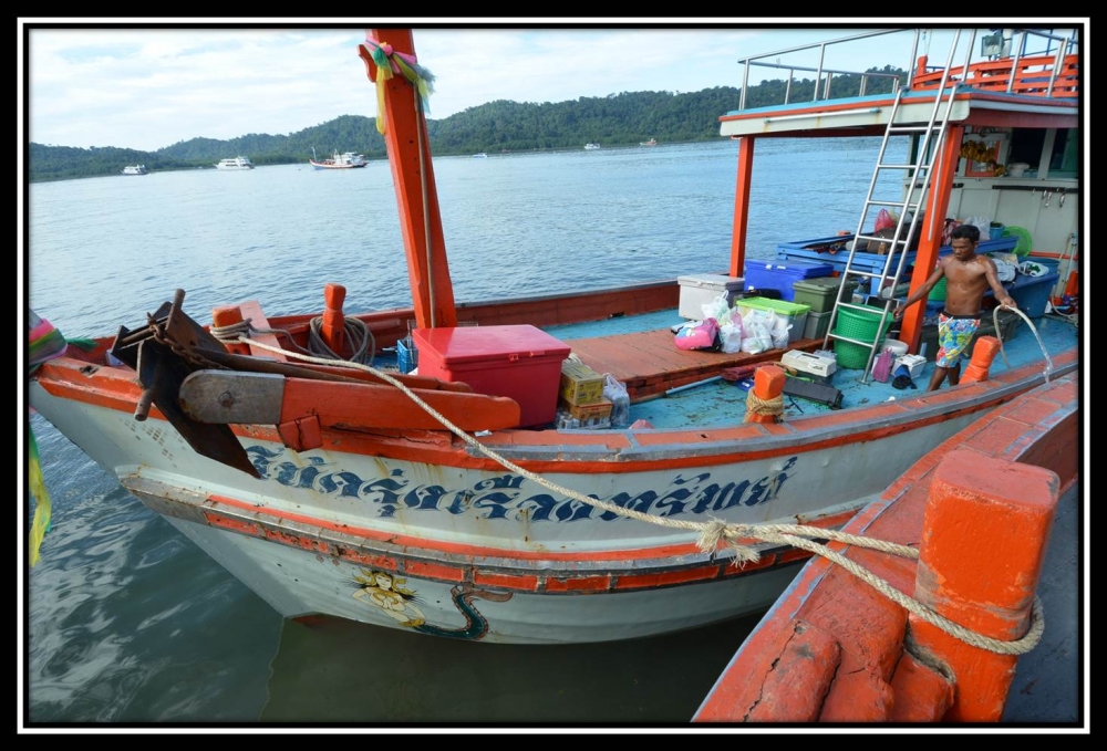 "เรือ โชครุ่งเรืองทรัพย์"   บริหารงานโดยผู้จัดการ "ออฟ"  โดยมีไต๋ฮก ทำหน้าที่เป็นไต๋ก๋ง...มือฉมั