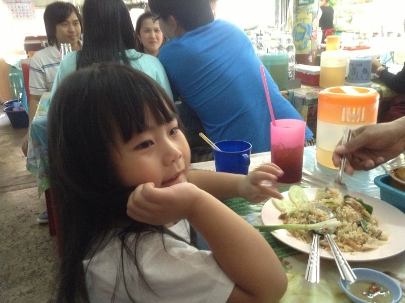 พักกินข้าวในตลาดเมืองตราด โฉมหน้าลูกสาวตัวแสบครับน้า 