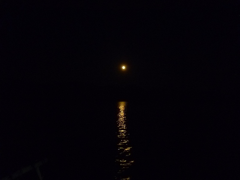 นี้พระจันทร์นะครับ คืนนี้เป็นคืน 15 ค่ำด้วยดิ มาลูกโตเชียวแถวบ้านหาดูได้ยากมากครับที่สวยๆแบบนี้  :gr