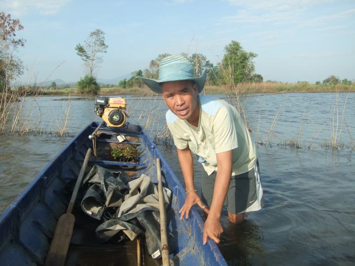 เอ๊ะ....แล้วจะหาใต๋เรือที่ใหนดีล่ะ มองหาใครก็มีแต่คนส่ายหน้า เมามั้ง แฮ้ง...มั้ง  เหลืออยู่คนเดียวแห