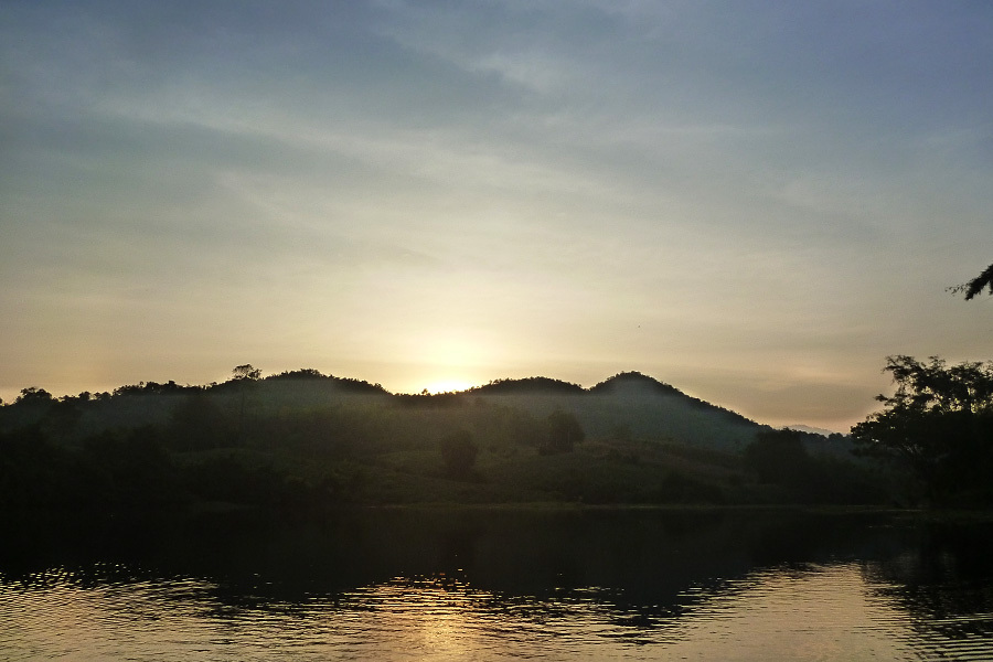  [center] [b]มาจนถึงภาพสุดท้าย อำลากันด้วยภาพพระอาทิตย์ลับเหลี่นมเขา [/b]

ด้วยเหตุนี้เอง ห้วยเกษม