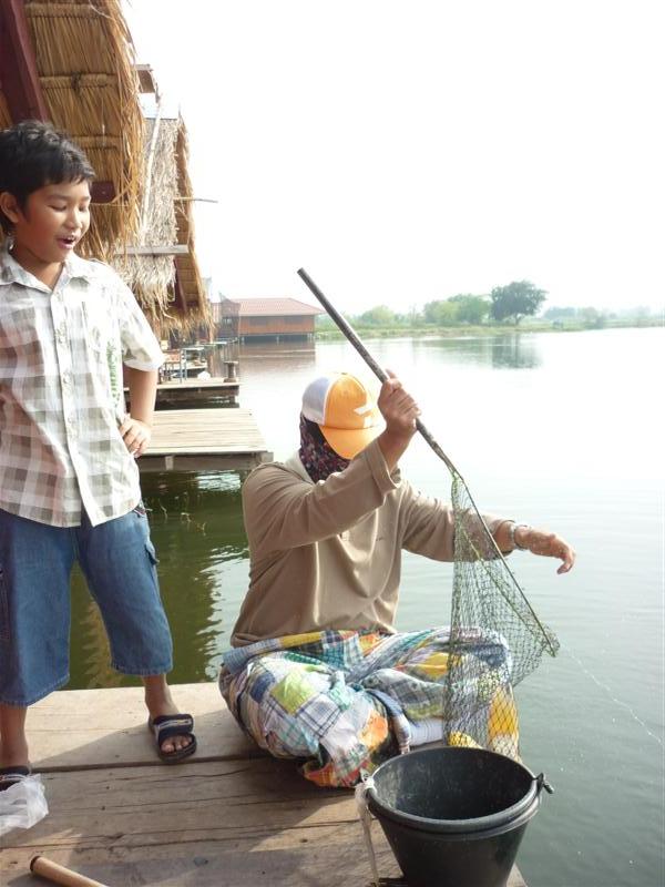                    ลูกชายตาอู๊ดเป็นมือสวิงให้พ่อ  :smile: