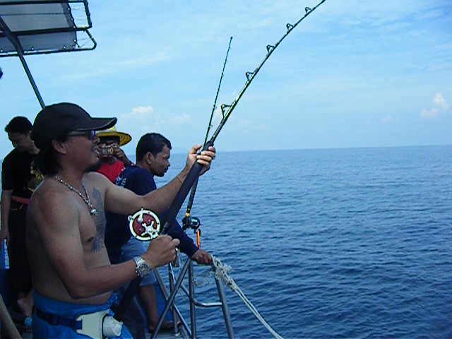 ระหว่างที่เรือวิ่งเข้าหมายที่จะหาปลาทำเหยื่อก็มีปลาเข้าชาร์จ CD14 ขาวหัวแดงของพี่จีน