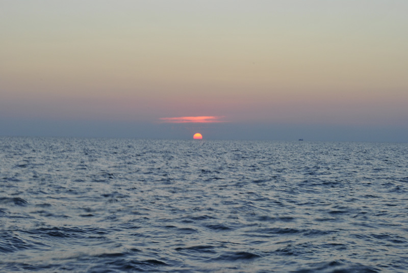 ถึงเวลาที่พระอาทิตย์ตกทะเลแล้ว  เก็บภาพมาไม่ค่อยสวย

ผมถ่ายไม่เก่ง กล้อง D3000 เลนส์ 18-55 kit