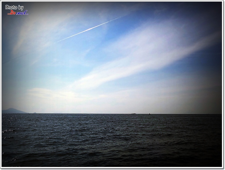 [b]15 นาทีต่อมา  เราล่องเรือออกปากร่องน้ำ หน้าเกาะมุกส์

และทำการ ปล่อยสาย ทอลิ่ง .... เผื่อฟลุ๊ก