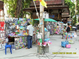 สิ่งที่ขาดไปได้เลย  คือ ร้านของเล่น  วันนี้ขายดีเป็นพิเศษ...