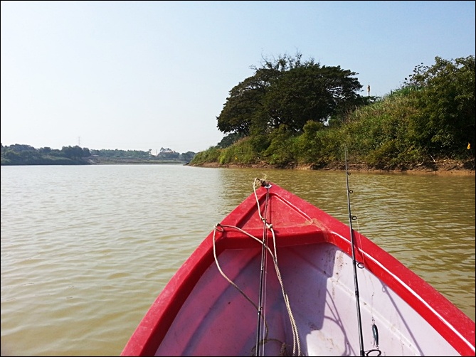 น้ำฝั่งที่เรือดูดทรายคนละสีกับอีกฝั่งเลยคับ แบบนี้อยู่ตกต่อก็ไม่ไหวน้ำขุ่นเกิน :laughing: :laughing: