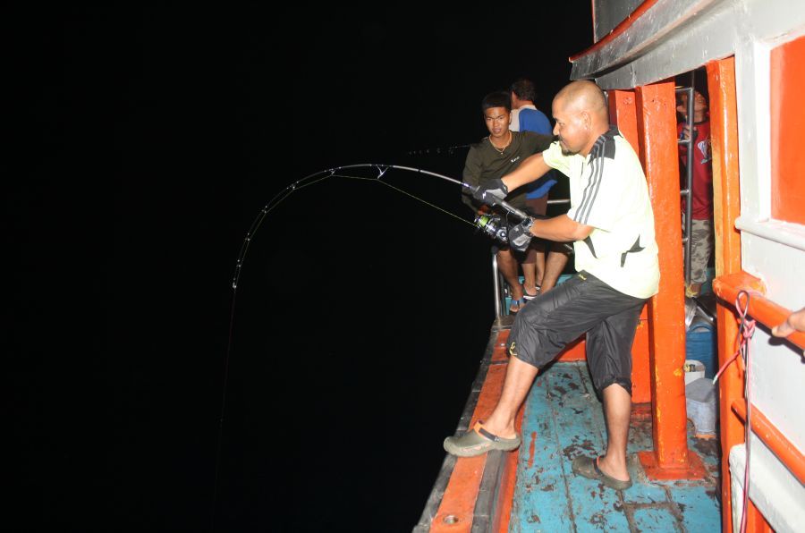 ของพี่หลวงโดนจากหัวเรือแต่ต้องจูงมาท้ายเรือเพราะว่ากลัวปลาจะเบียดซั้งครับ :laughing: :laughing: :lau