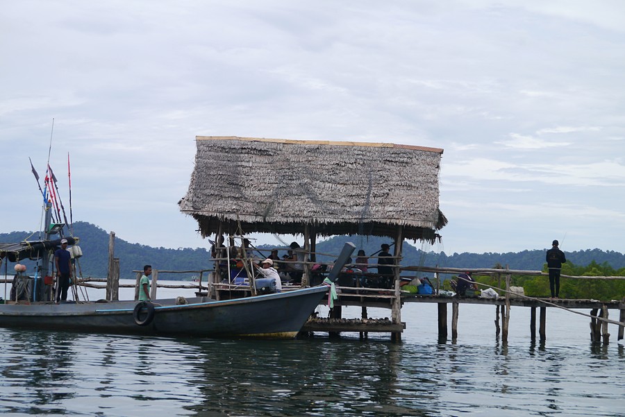 เรือ ขนสำภาระของเรามาถึงก่อน สาวๆ ก็นั่งรอ 