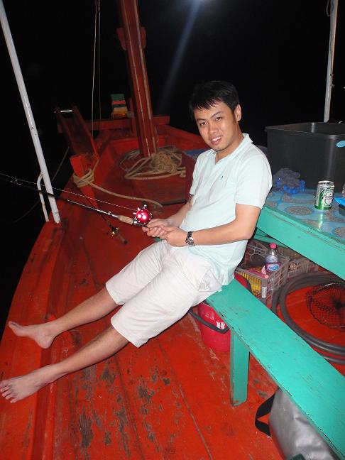 อาฟู  เป็นชาวมาเลเซียเพิ่งเคยลงเรือตกปลาครั้งแรกกับการตกปลาครั้งแรกเช่นกัน

 :laughing: :laughing: