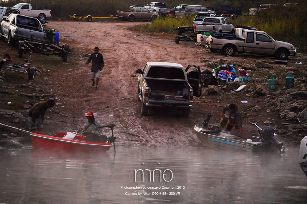 ช่วงเช้ามีเรือบ้างส่วนกำลังอำเรือลงท่า  แต่บางส่วนก็เข้าไปหมายกันแล้ว

 :grin: