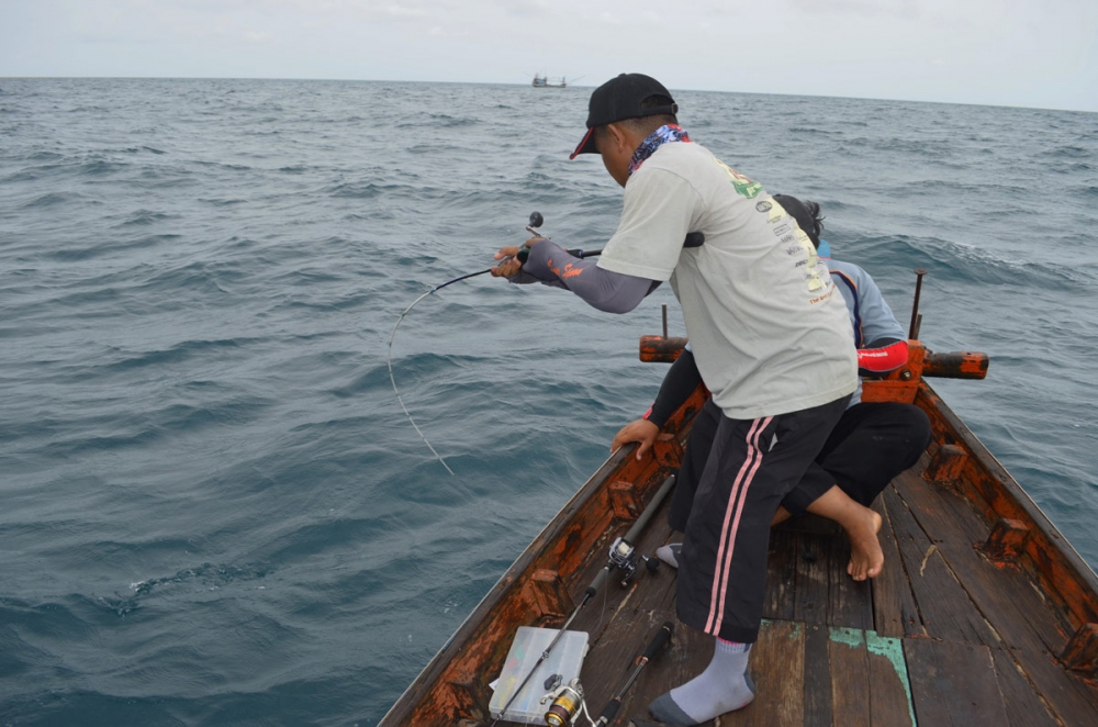 มุดแล้วมุดอีก เล่นกันตั้งแต่ท้ายเรือมาหัวเรือเลย ตัวเดียว เดินมันซะรอบเรือเลยนะพี่