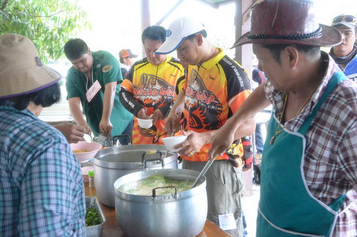 ข้าต้มหมู กะข้าวต้มไก่อย่างละหม้อแต่......อุ่นเติมน้ำซุปเติมข้าว..กินยันเลิกเลย..มางานเด็กนนท์ทั้งที