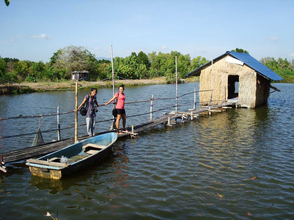 เดินทางถึงที่พักเป็นกระท่อมกลางน้ำ บรรยากาศดีมาก เย็นสบาย                   :love: