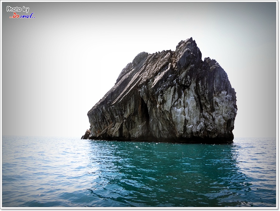  [b]ออกจากหินกอง เราเวียนกลับไปด้านเกาะทะลุ (ในภาพ)

เกาะทะลุ  หมายที่ "นักจูงปลา" ล่าอินทรี  ชอ