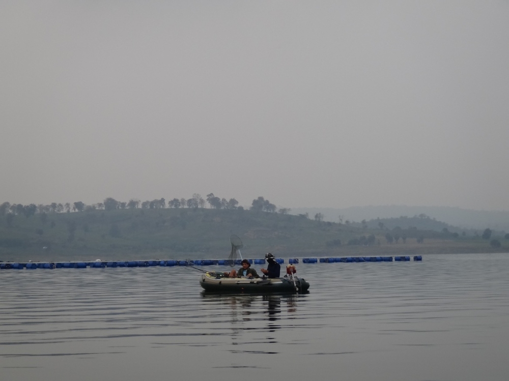 มีเรือยางมาตีเหยื่อหน้าดินกันแต่เช้าเหมือนกัน ขอให้หมานๆเด้อ :smile: