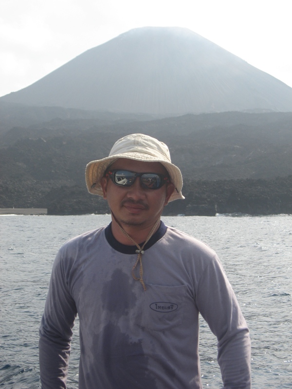 ขอถ่ายรูป กับภูเขาไฟ ที่เกาะบาเรน ซะหน่อย  :grin: