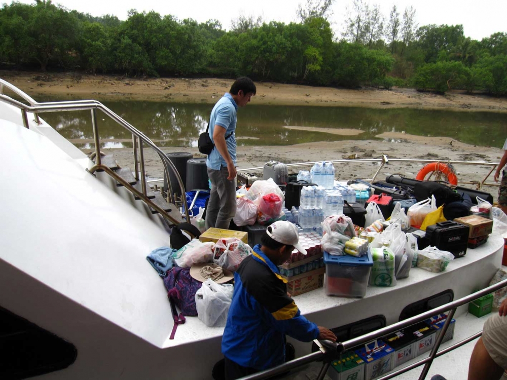 เริ่มต้นก็เอาเสบียงมาลงเรือกันก่อน เพราะวันนี้ก่าจะออกได้น่าจะสิบเอ็ดนาฬิกาแหละ นำ้แห้งดีจัง