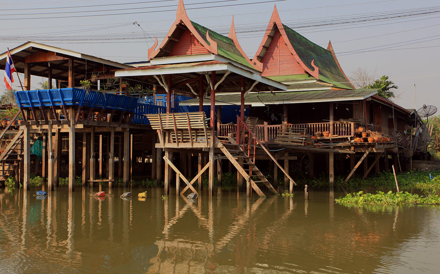 กินก๋วยเตี๋ยวเสร็จก็ไปต่อ
อย่างที่บอกบ้านเรือนริมน้ำดูแปลกตาสำหรับผม บางหลังดูอายุอานามคงหลายปี ยัง