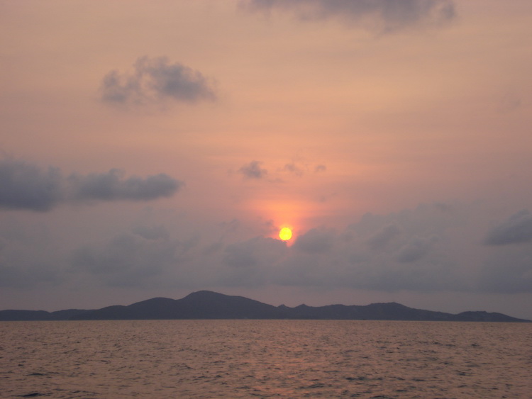 พระอาทิตย์ขึ้น ดูกลางทะเลแล้วมันสวยจิงๆ  :love: :love: :love:
