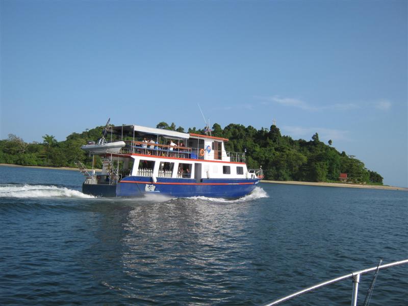 กาบซ้ายยยยยเรือทัวร์พาฝรั่งดำน้ำที่เกาะ :grin: