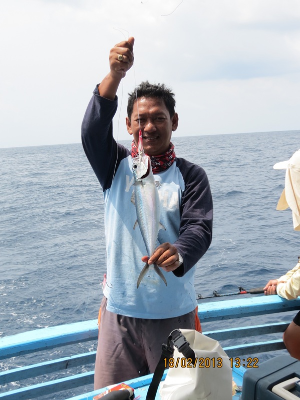 ....เจ้าเอ็มอัดปลามาถึงเรือ ส่วนผมเอาปลาขึ้นมาถ่ายรูป5555สุดยอดชั้นเชิง :cool: :cool: :cool: :cool: 