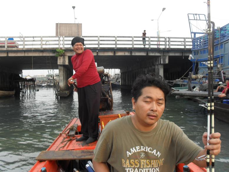 เห็นไต๋ยิ้มแปลกต้องโดนของใหญ่แน่ :laughing: :laughing: