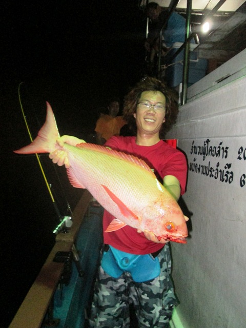 Mr. CHENG หัวหน้าทีม เจ้าของร้านอุปกรณ์ตกปลาที่ ฮ่องกง  :grin: