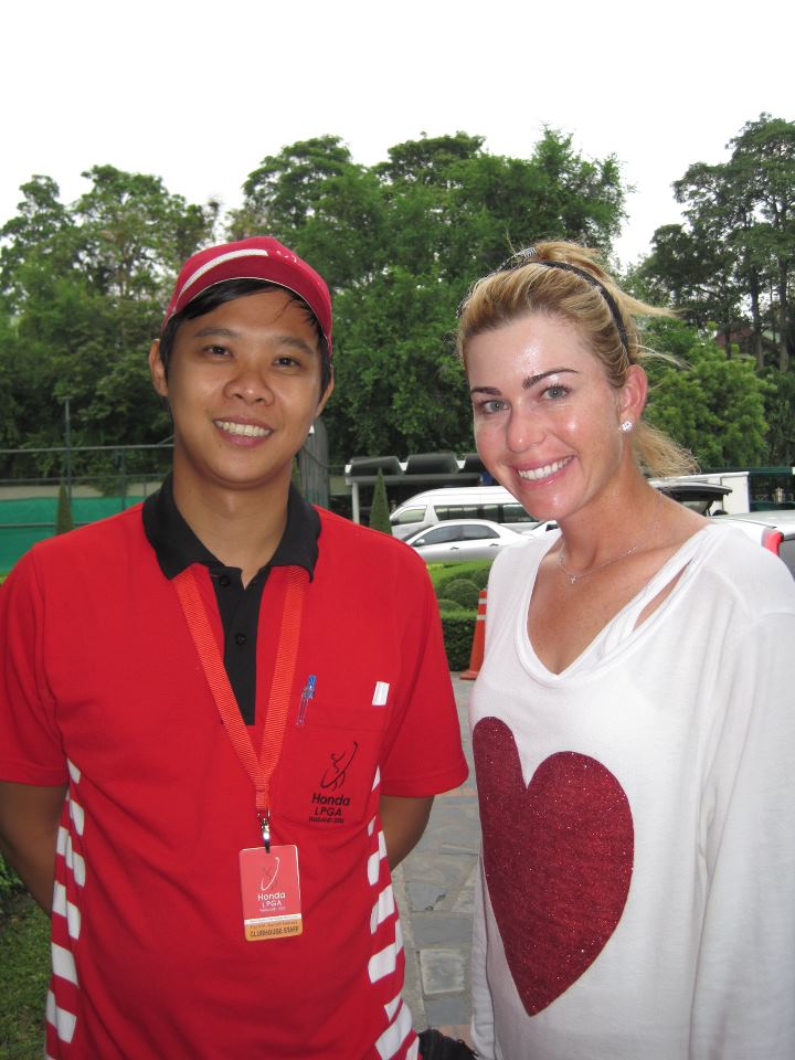 ขออนุญาติลากันด้วยภาพนี้เลยนะครับ  เป็นรูปที่ได้ถ่ายคู่กับ Paula Creamer ขวัญใจของผม เป็นภาพวันส่งกล