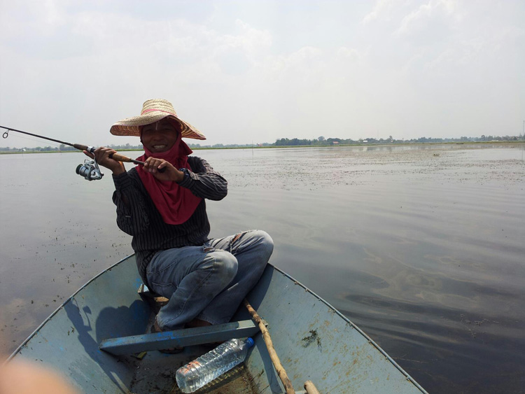 หัวเรือขุดกันต่อครับ ลำพังอ่างก็ใหญ่พอดูละ แต่ม่ายรู้เป็นรายกันชอบมาขุดกันจัง (เหตุผลที่ขุดก็เพื่อจา