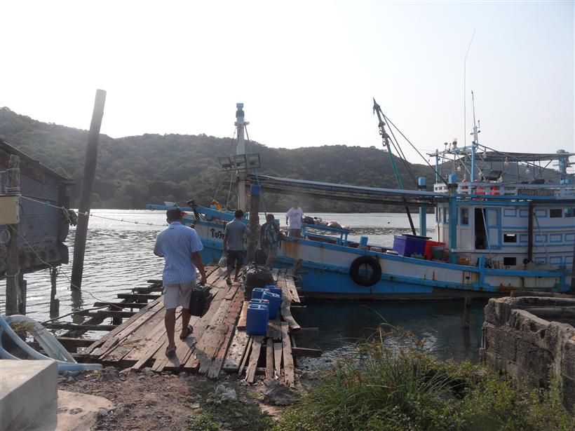 มาถึงเรือไม่มีใครอยู่เลยสักคน เพื่อไม่ให้เป็นการเสียเวลา ขนสัมภาระขึันเรือกันเองเลย  :laughing: :lau