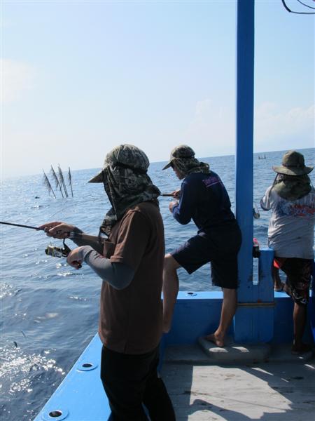 ท้ายเรือเล่นอะไรกันอยู่นะ.... :cool: :cool: