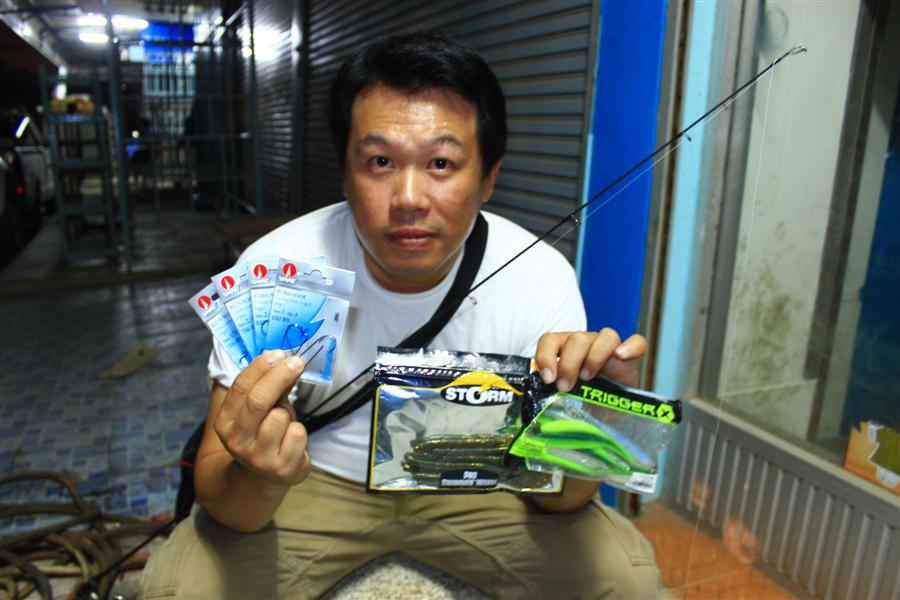 พอดีมีเบ็ดหนอนของ VMC เหยื่อยางของ STORM และ เหยื่อยาง Trigger X (ยี่ห้อใหม่ที่ บริษัท Rapala กำลังจ