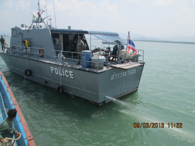 .....เราได้รับการต้อนรับและการตรวจตรวจจากเรือตำรวจน้ำฝั่งไทยครับ.......
......
......เห็นเรือสีเทา