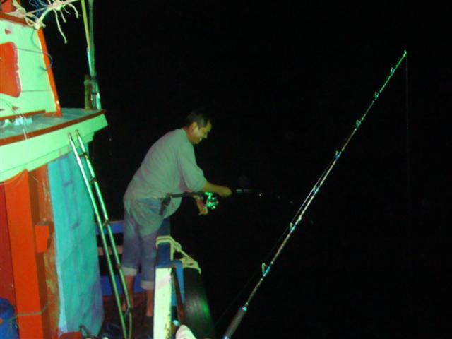 คืนสุดท้าย เห็นด้านหลังโวยวายอะไรไม่รู้ ไปดูน้าวุฒิกำลังอัดปลา จากการจิ๊ก  ไม่รู้โดนตัวอะไร