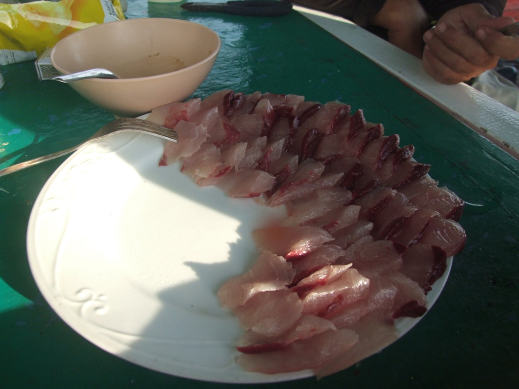 มาแว้ววว....ปลาซาซิมิ

ด้านล่างปลาเรนโบว์  เนื้อจะขาววววว....  หวานมากๆครับ
ด้านบน ปลาโอ  เนื้อออ